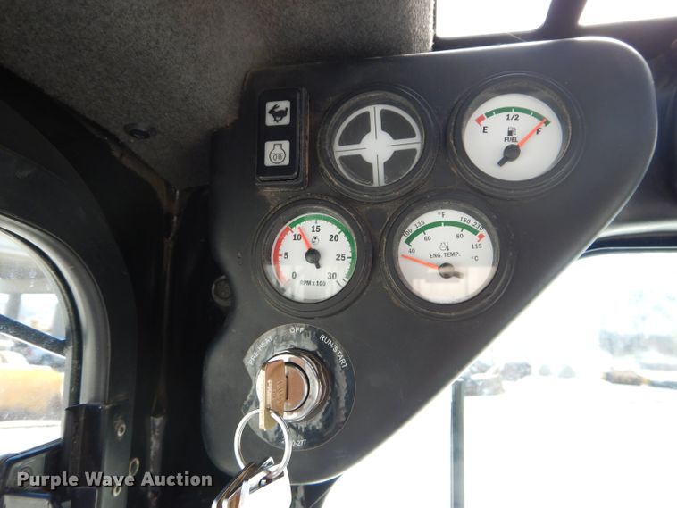 image for item DM4261 2014 Takeuchi TS70R  skid steer loader