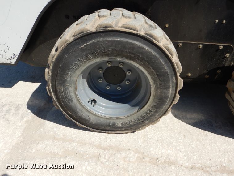 image for item DM4261 2014 Takeuchi TS70R  skid steer loader