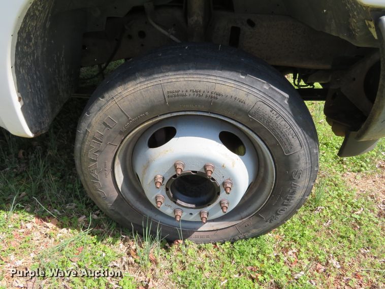 image for item DN5747 2001 Ford F450 Super Duty  bucket truck