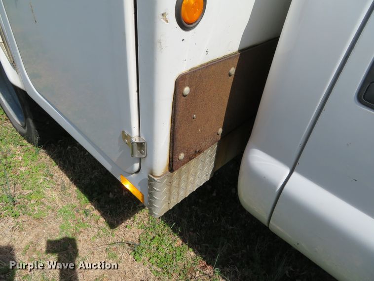 image for item DN5747 2001 Ford F450 Super Duty  bucket truck