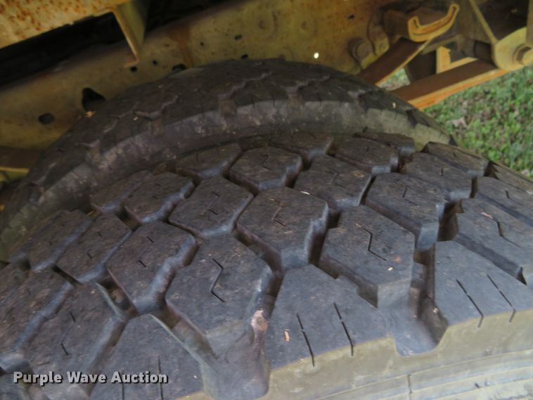 image for item DN5747 2001 Ford F450 Super Duty  bucket truck