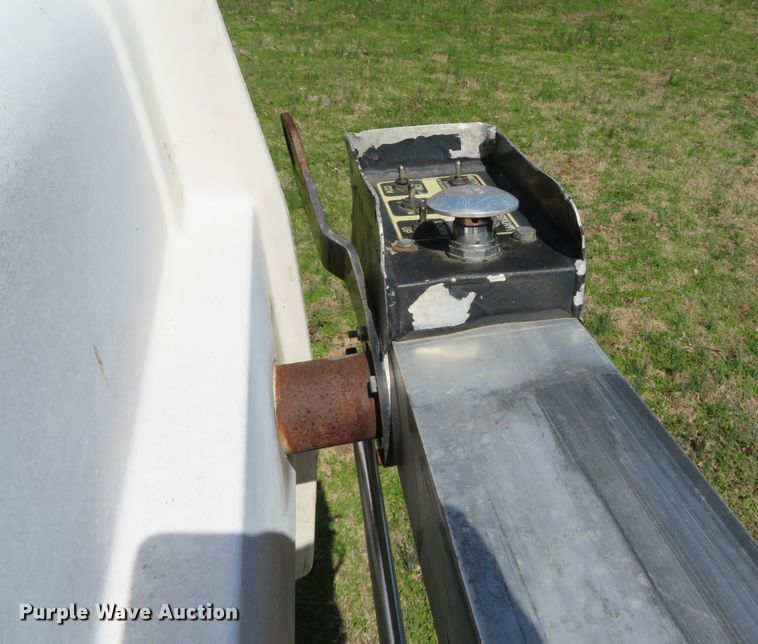 image for item DN5747 2001 Ford F450 Super Duty  bucket truck