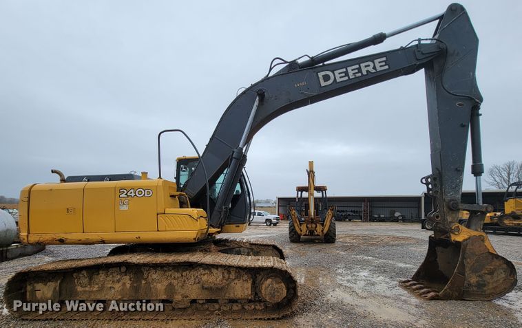 image for item FL9092 2009 John Deere 240D LC  excavator