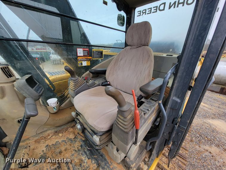 image for item FL9092 2009 John Deere 240D LC  excavator