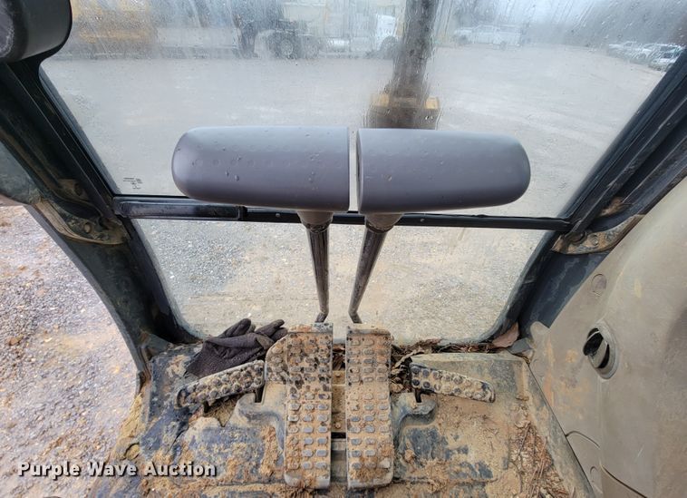 image for item FL9092 2009 John Deere 240D LC  excavator