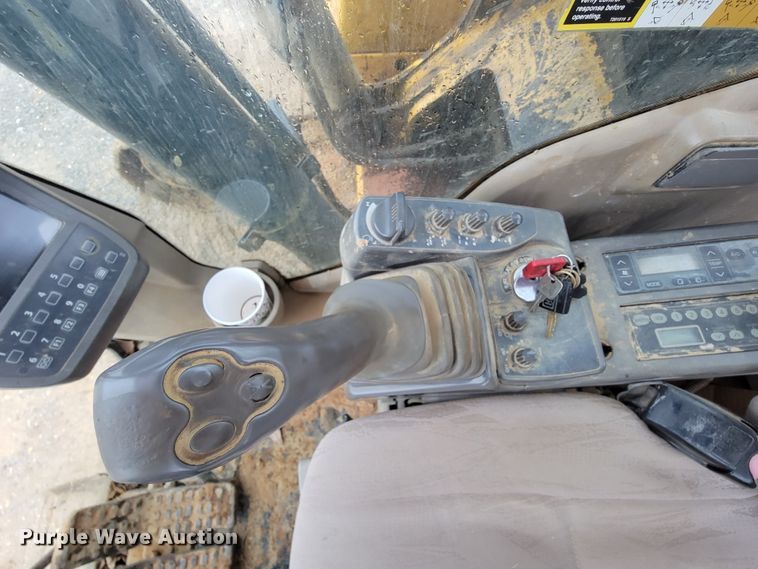 image for item FL9092 2009 John Deere 240D LC  excavator