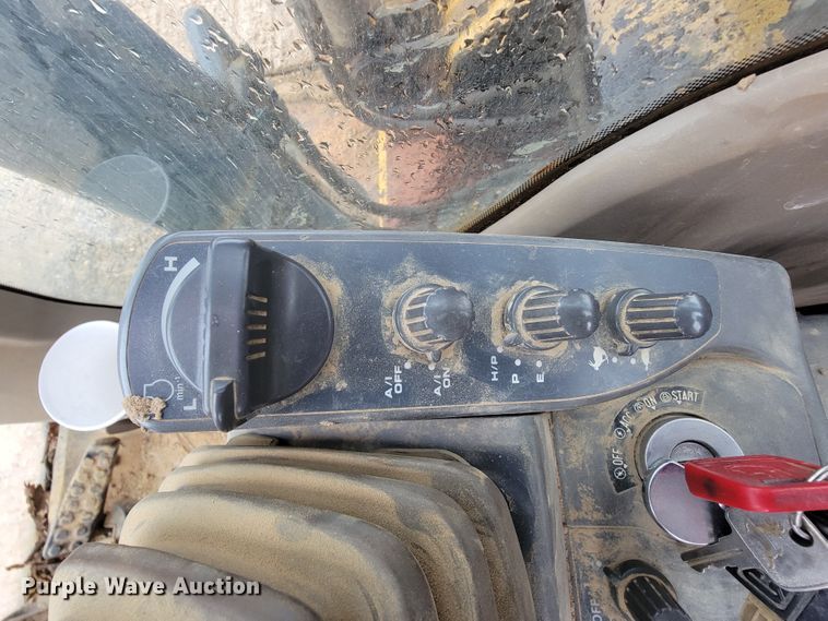 image for item FL9092 2009 John Deere 240D LC  excavator