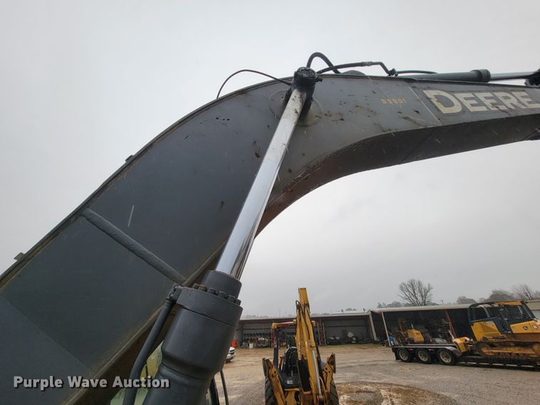image for item FL9092 2009 John Deere 240D LC  excavator