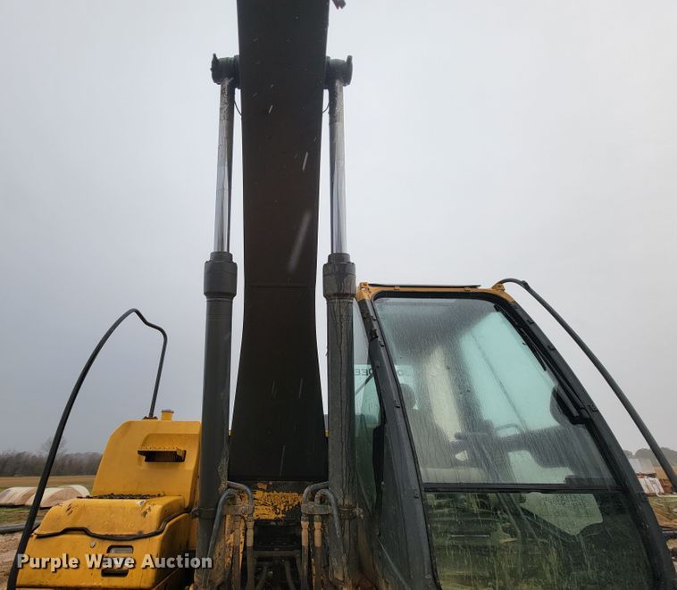 image for item FL9092 2009 John Deere 240D LC  excavator