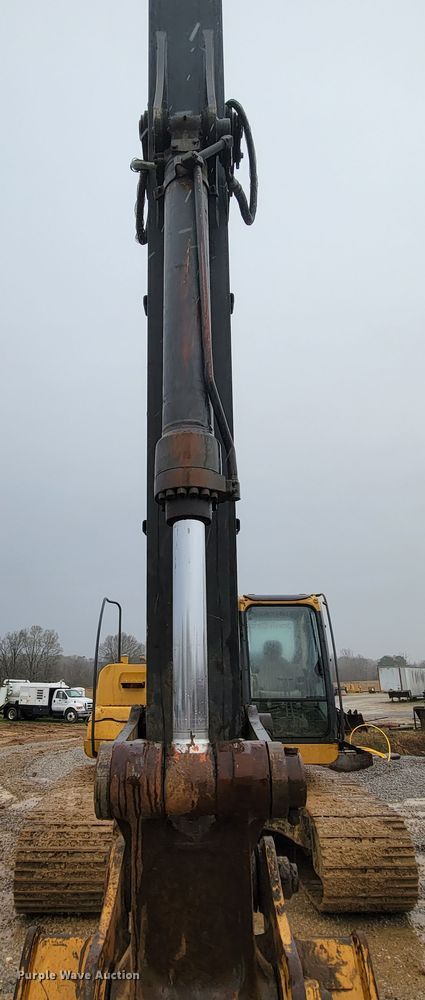 image for item FL9092 2009 John Deere 240D LC  excavator