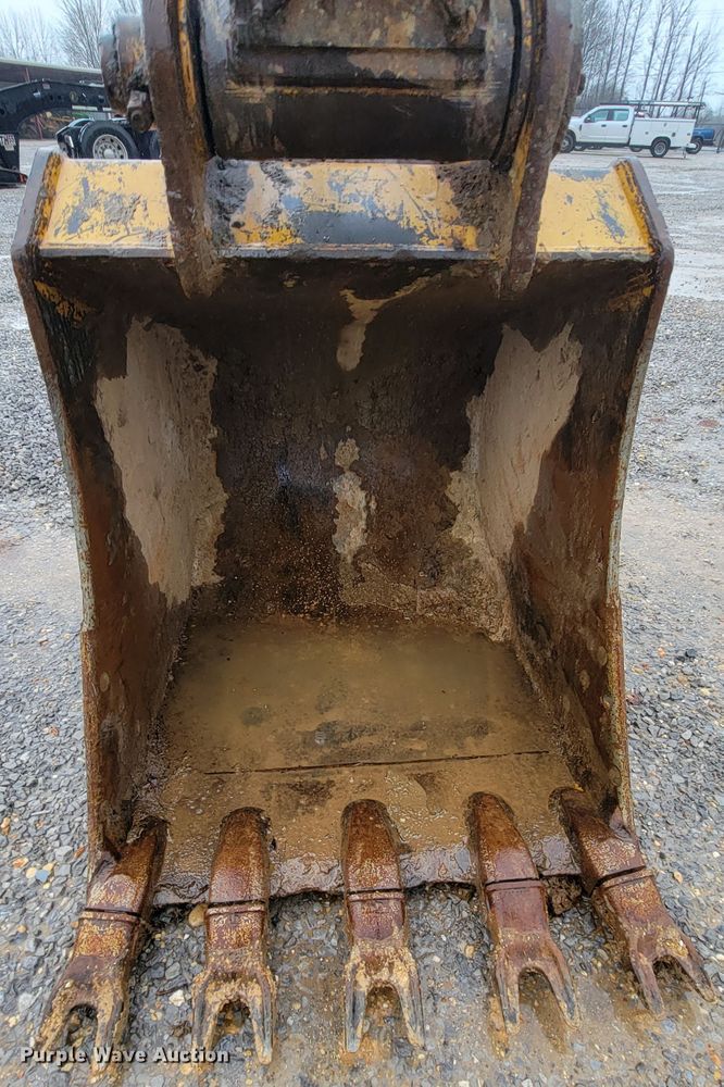 image for item FL9092 2009 John Deere 240D LC  excavator