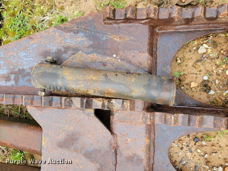 image for item FL9092 2009 John Deere 240D LC  excavator