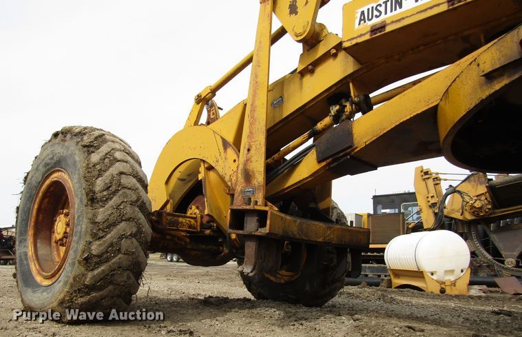 image for item GC9840 1973 Austin Western Super 300  rigid frame motor grader