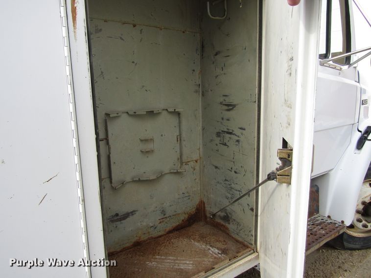 image for item GC9856 2000 Freightliner FL60  utility / service truck