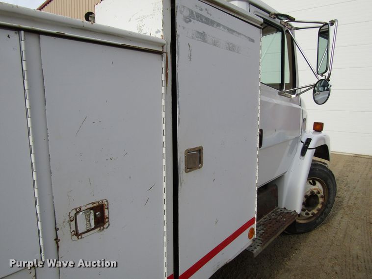 image for item GC9856 2000 Freightliner FL60  utility / service truck