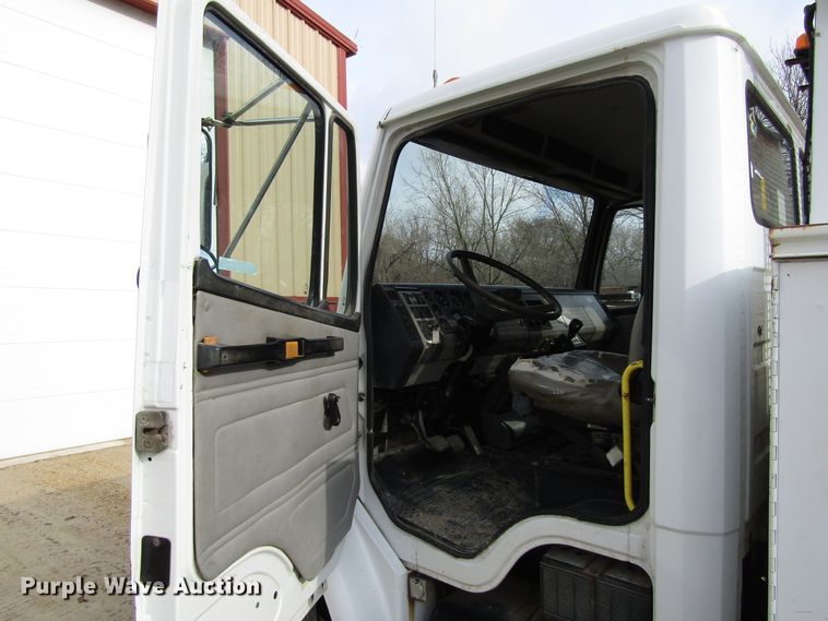 image for item GC9856 2000 Freightliner FL60  utility / service truck