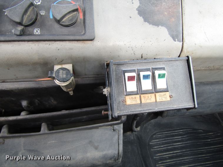 image for item GC9856 2000 Freightliner FL60  utility / service truck