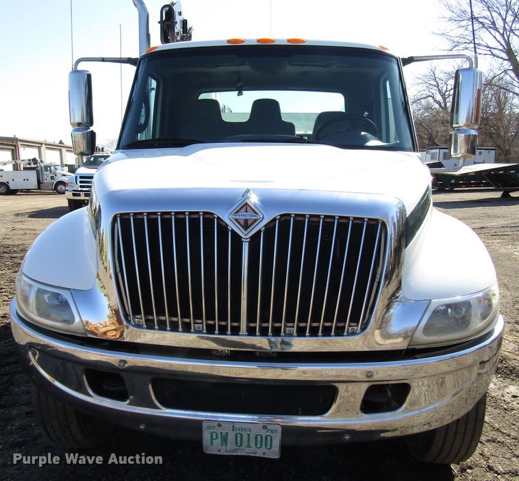 image for item GC9861 2004 International 4300  utility / service truck