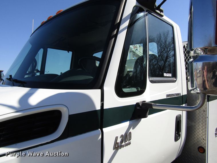 image for item GC9861 2004 International 4300  utility / service truck