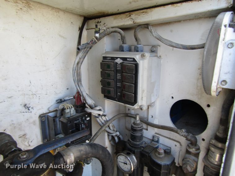 image for item GC9861 2004 International 4300  utility / service truck