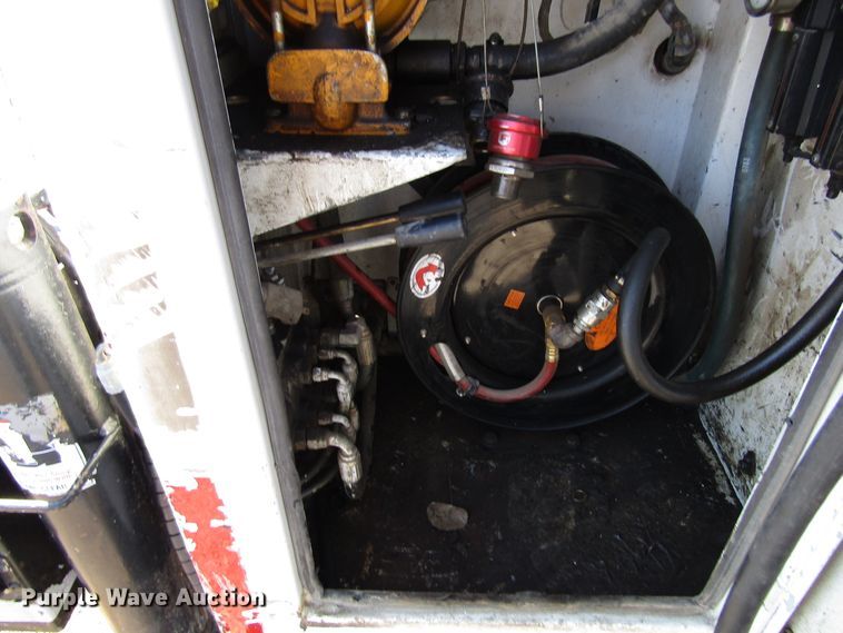 image for item GC9861 2004 International 4300  utility / service truck