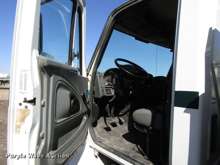 image for item GC9861 2004 International 4300  utility / service truck