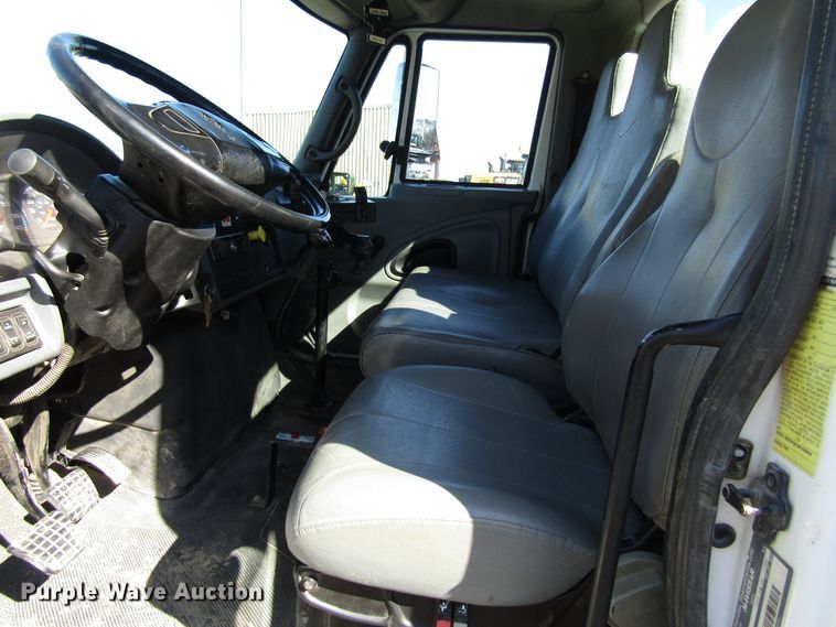 image for item GC9861 2004 International 4300  utility / service truck