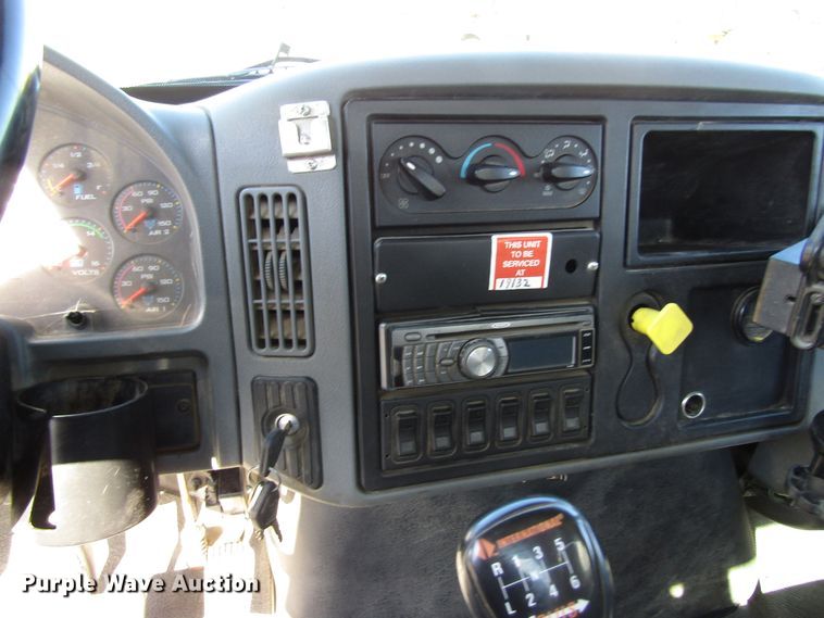 image for item GC9861 2004 International 4300  utility / service truck