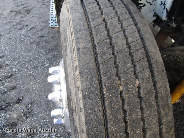 image for item GC9861 2004 International 4300  utility / service truck