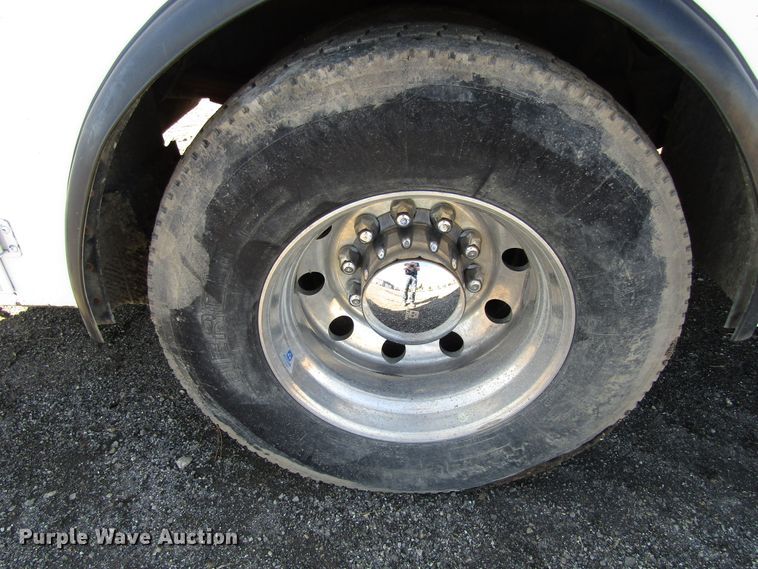 image for item GC9861 2004 International 4300  utility / service truck