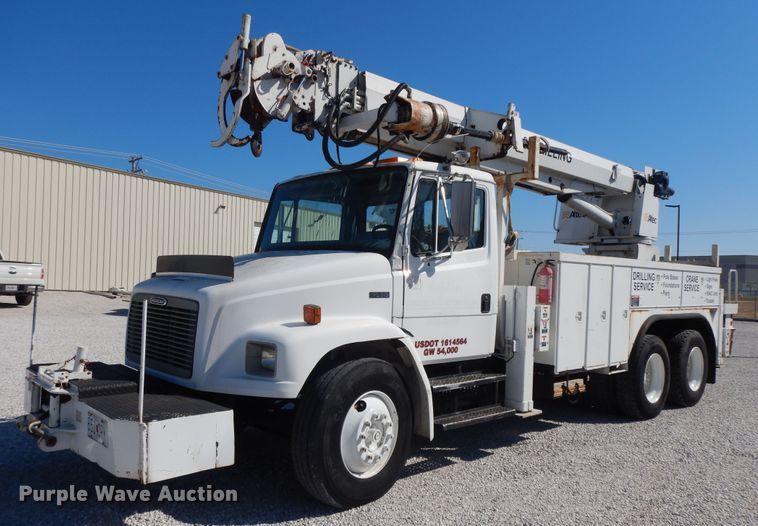 image for item GG9495 1999 Freightliner FL80  digger derrick truck