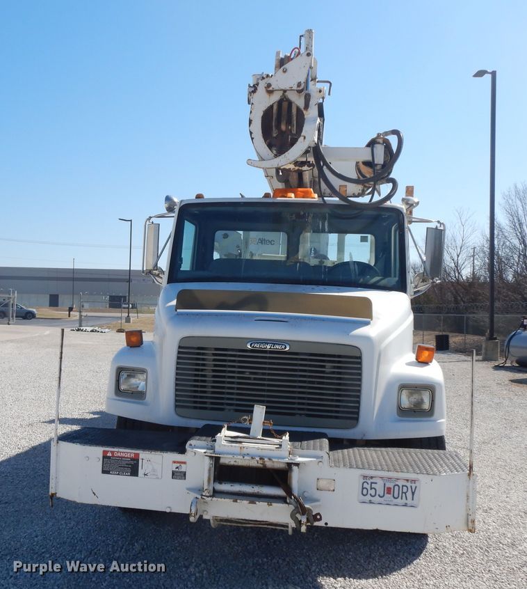 image for item GG9495 1999 Freightliner FL80  digger derrick truck