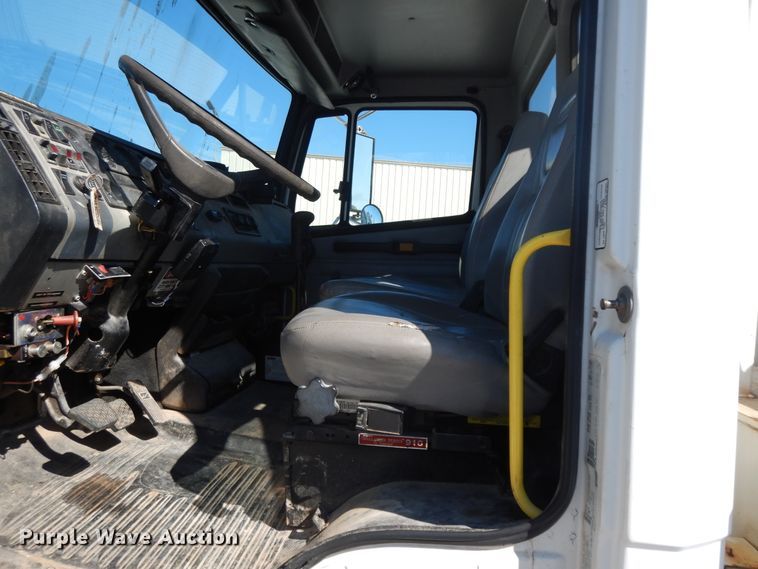 image for item GG9495 1999 Freightliner FL80  digger derrick truck