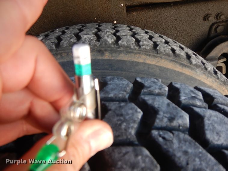 image for item GG9495 1999 Freightliner FL80  digger derrick truck