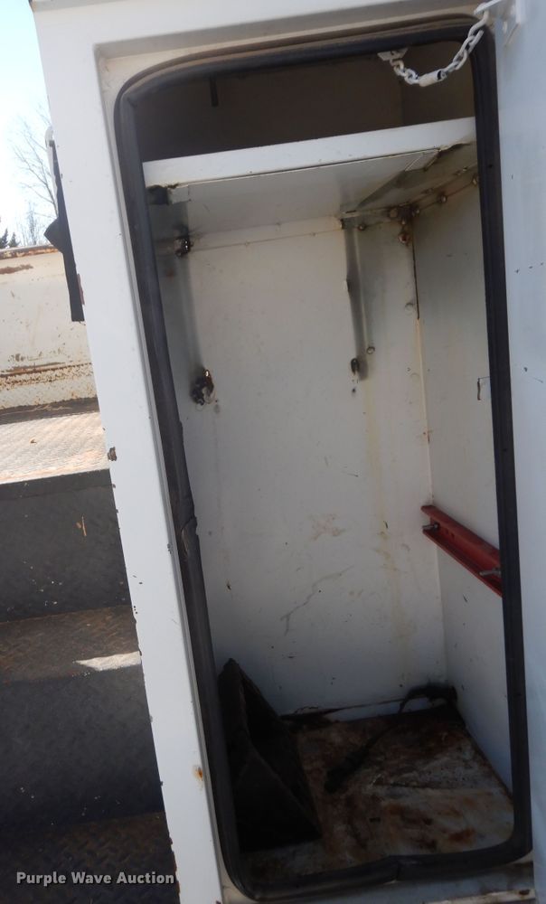 image for item GG9495 1999 Freightliner FL80  digger derrick truck