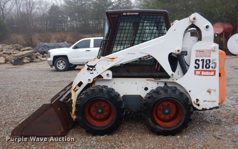 image for item GT9692 2007 Bobcat S185  skid steer loader