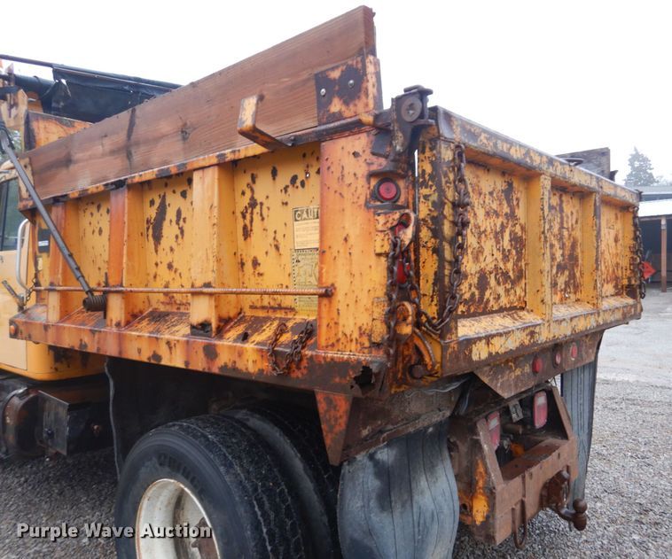 image for item GT9702 1997 International 4700  dump truck