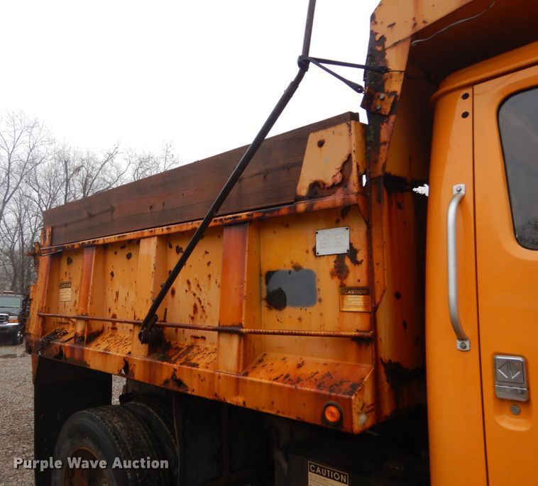 image for item GT9702 1997 International 4700  dump truck