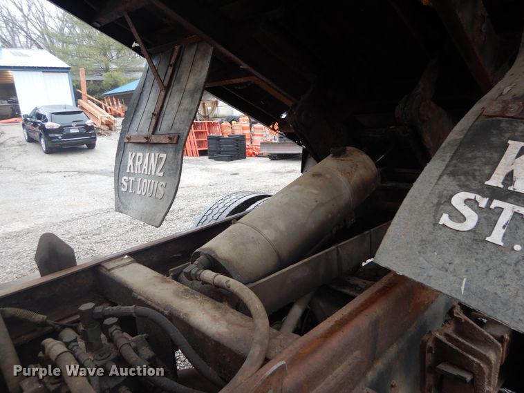 image for item GT9702 1997 International 4700  dump truck