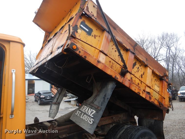 image for item GT9702 1997 International 4700  dump truck