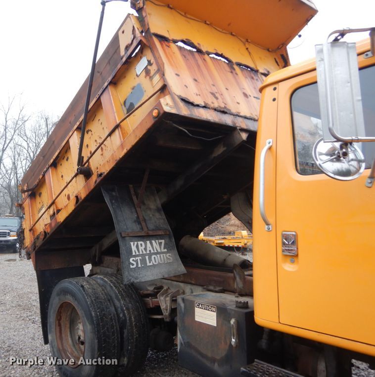 image for item GT9702 1997 International 4700  dump truck