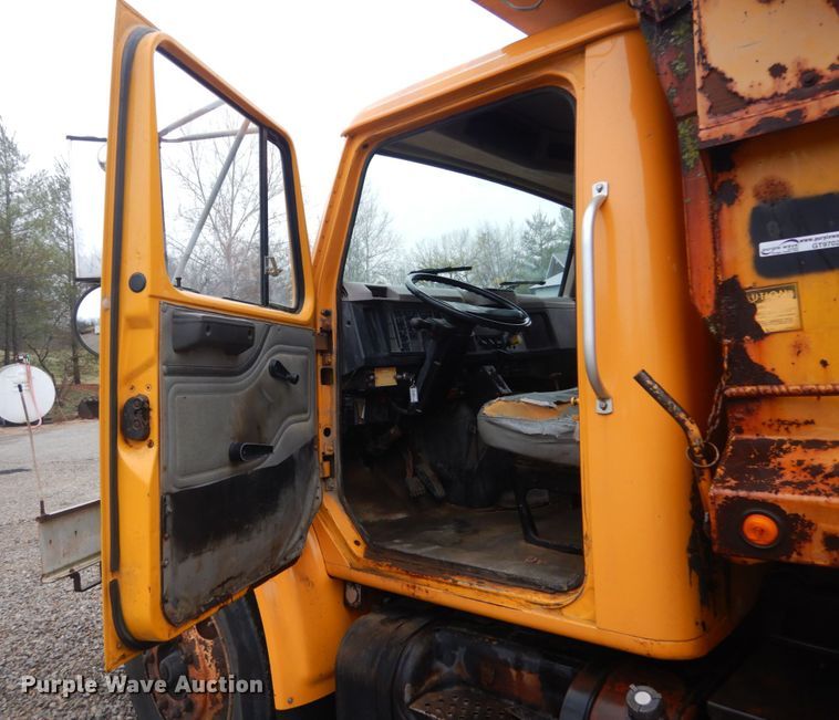 image for item GT9702 1997 International 4700  dump truck