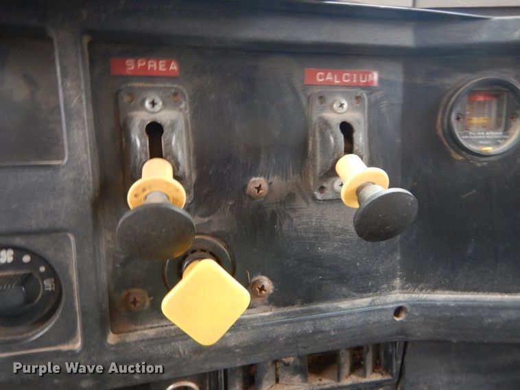 image for item GT9702 1997 International 4700  dump truck