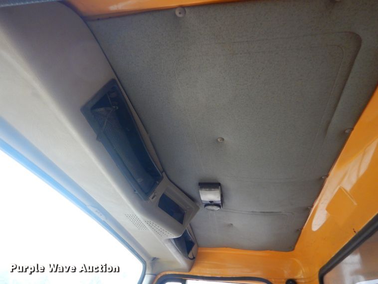 image for item GT9702 1997 International 4700  dump truck