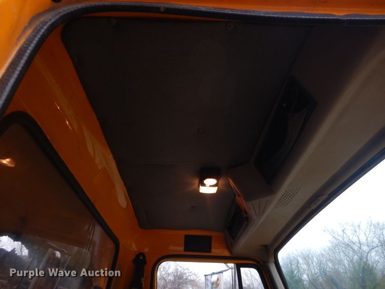 image for item GT9702 1997 International 4700  dump truck