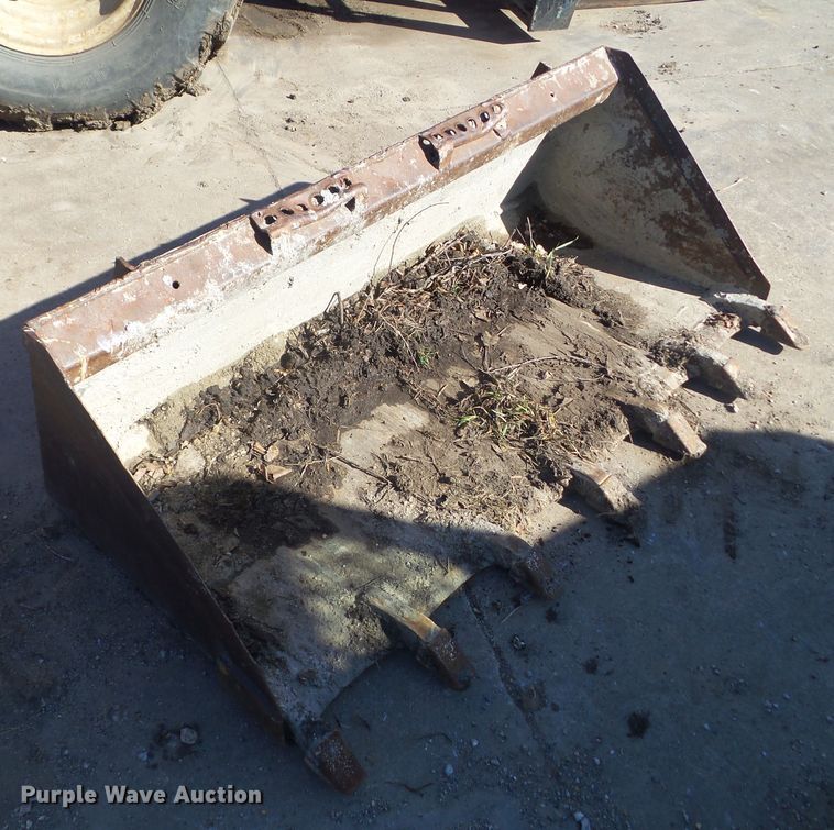 image for item HF9851 Melroe  skid steer bucket