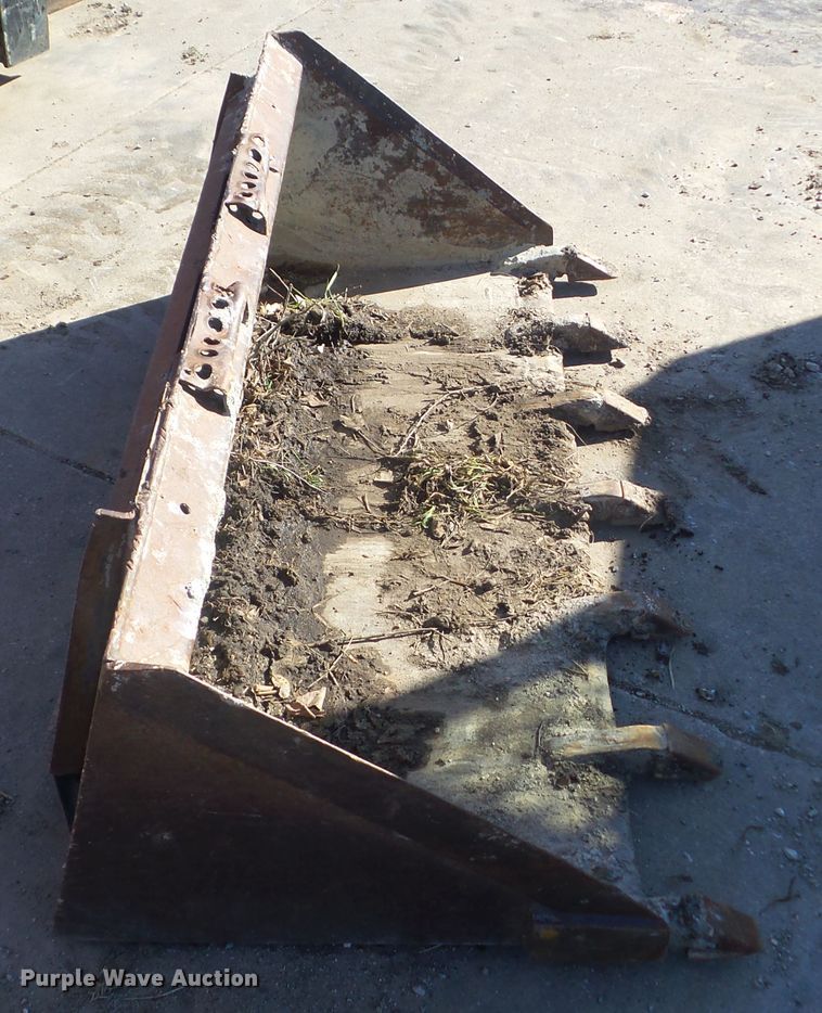 image for item HF9851 Melroe  skid steer bucket