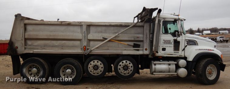 image for item HR9052 2004 Mack CV713  dump truck