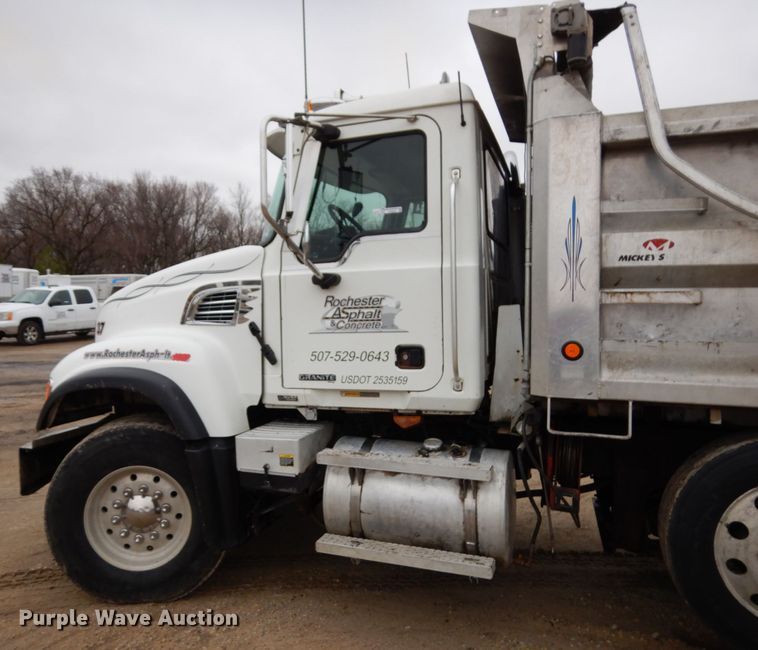 image for item HR9052 2004 Mack CV713  dump truck