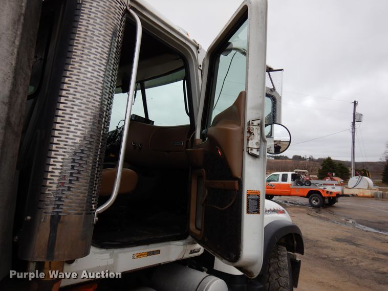 image for item HR9052 2004 Mack CV713  dump truck